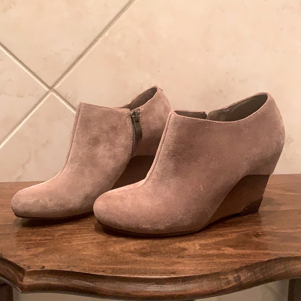Vince Camuto Women's Hamil Wedge Bootie Suede Taupe/Tan Size 5M